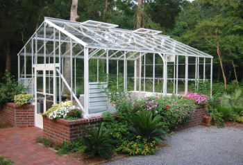A traditional greenhouse by Cross Country