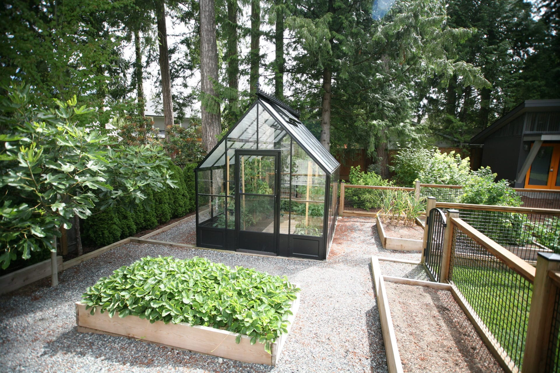 A Cross Country hobby greenhouse