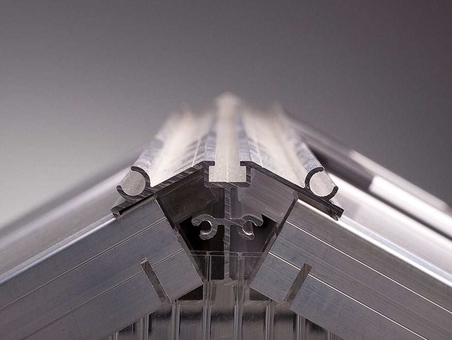Nelke ridge profile holding 16 mm triple-wall polycarbonate panels