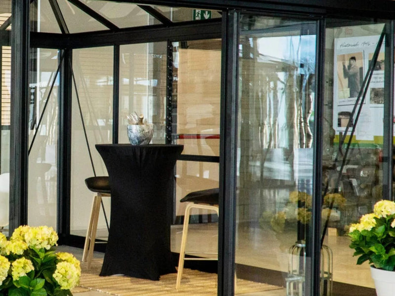 Full-length 4 mm toughened glass panels on the Janssens Pyramid