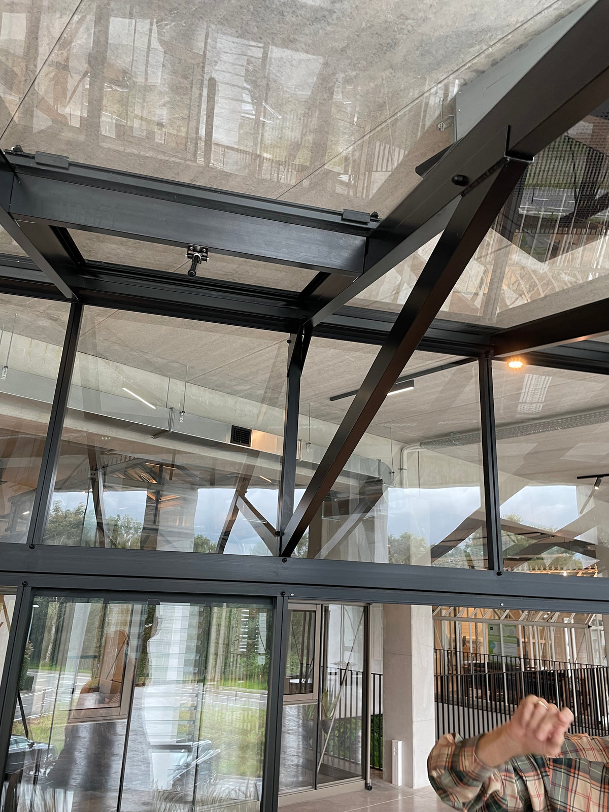 Janssens Modern greenhouse roof structure and vent details