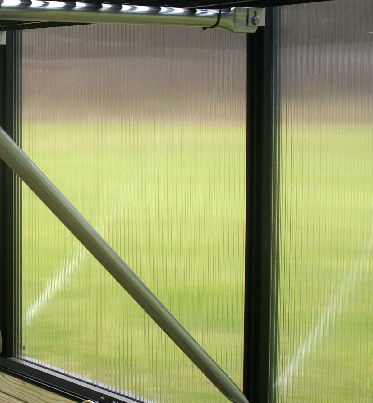 Close-up of the MONT 8 mm twin-wall polycarbonate wall panels in the black aluminum frame, seen from inside