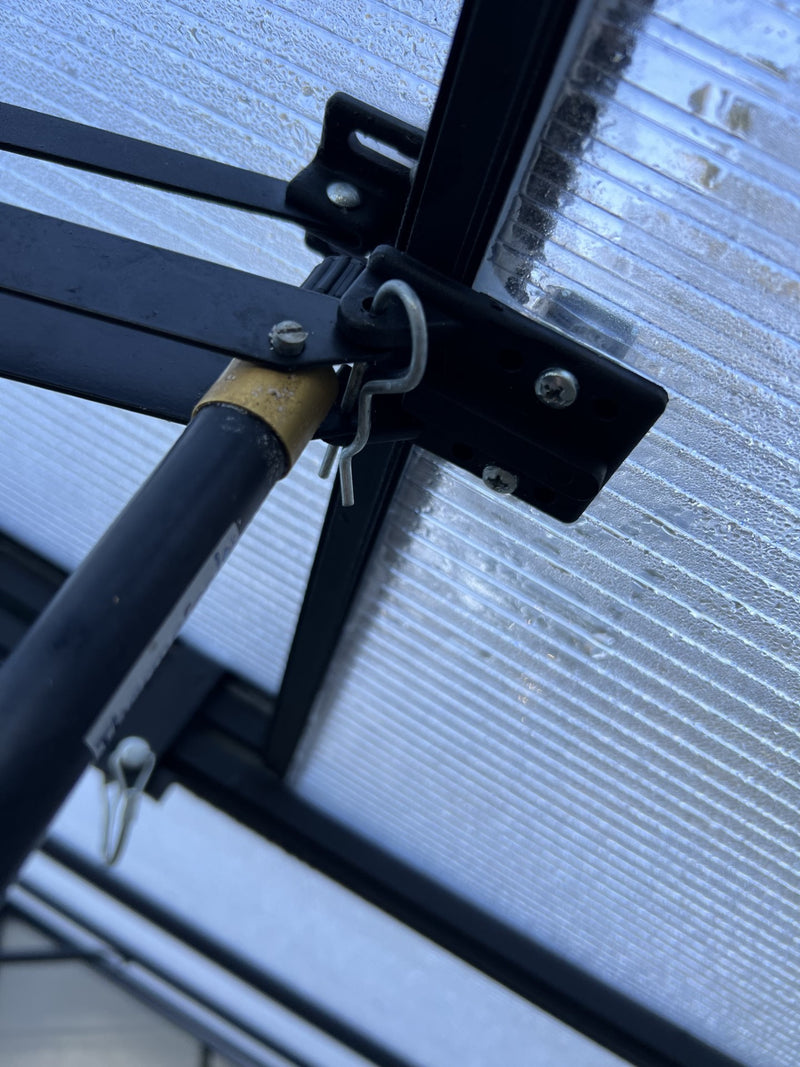 Riverstone MONT polycarbonate greenhouse 8x8 – roof vent detail, photo 22 of 26