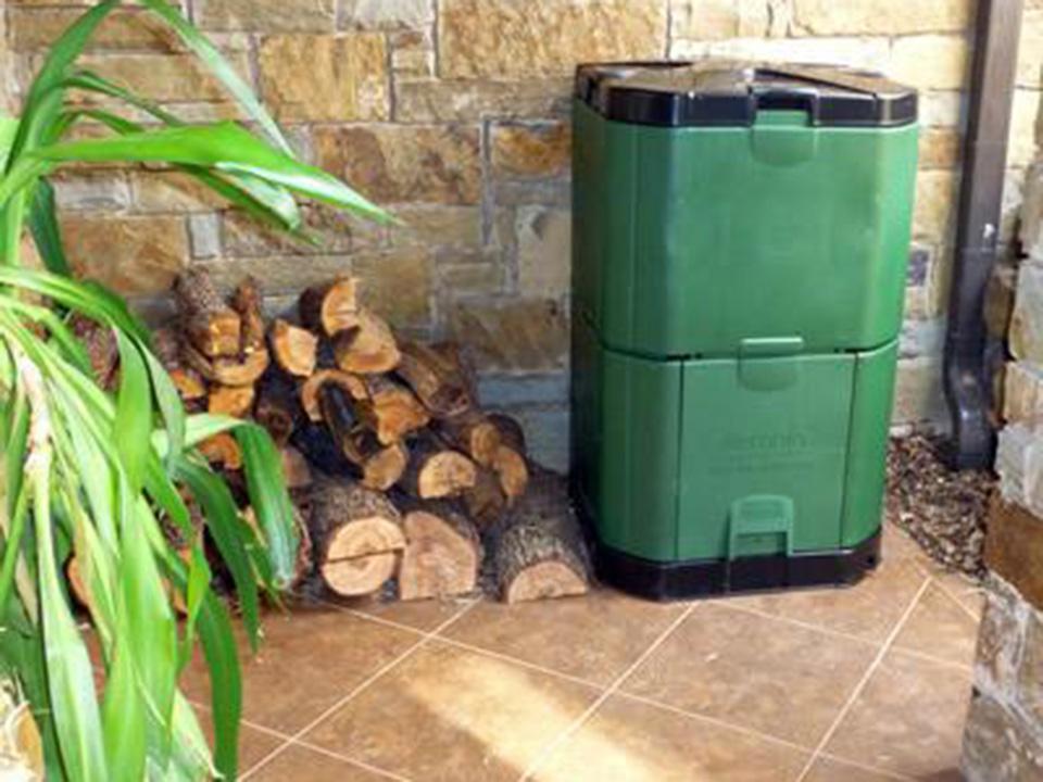 RSI 2 gal Black and Plastic Kitchen Composting Bin 